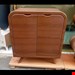 ست میز کنسول و میز تلویزیون و جاکفشی مدل رادیویی مدل رادیوییجنس mdfابعاد کنسول 140×40×80میز تلویزیون 160×33×45اینه 70×70جاکفشی 83×32×78کنسول سه درب میز تلویزیون سه کشو جاکفشی دو دربمناسب تلویزیون های تا 64 اینچ‌دارای رنگبندی 