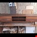   میز تلویزیون  140 سانت مناسب‌ برای تلویزیون های تا  55 اینچجنس ملامینه و نما mdf وکیوم یک درب و یک کشو پایه های چوبی دارای رنگبندی درب ها لمسی