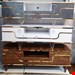  میز تلویزیون لبخند ابعاد 140×34×45جنس بدنه ملامینه و نما mdf وکیوم دو کشو و یک درب پایه گلدونی دارای لولای آرام بند مناسب تلویزیون های تا 55 اینچ دارای رنگبندی 